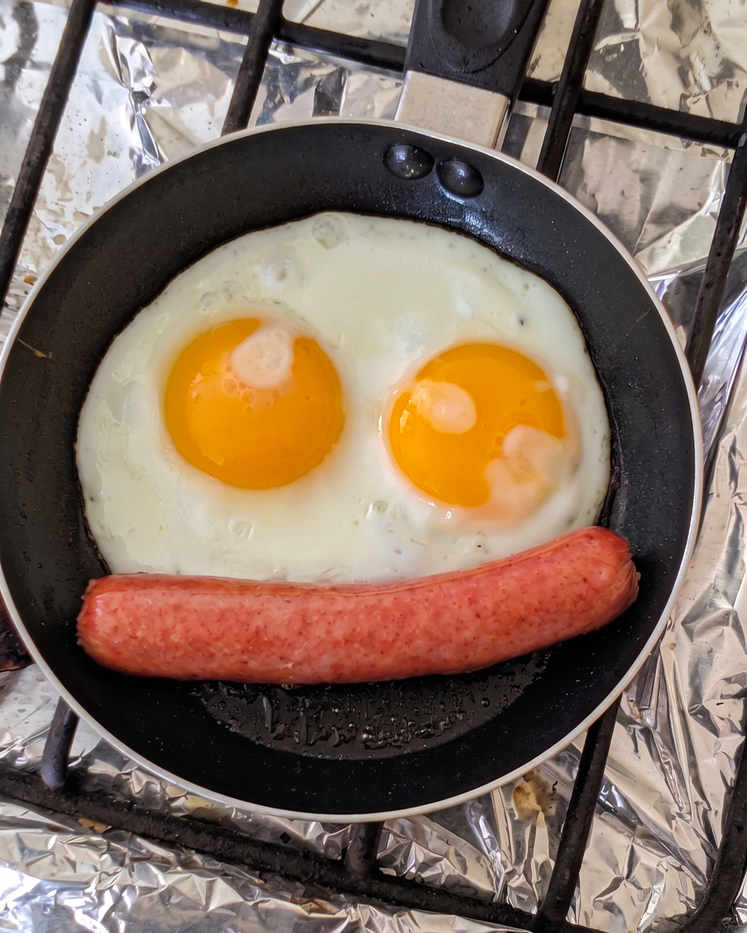 Huevos fritos con vienesa: Fotografía de stock libre